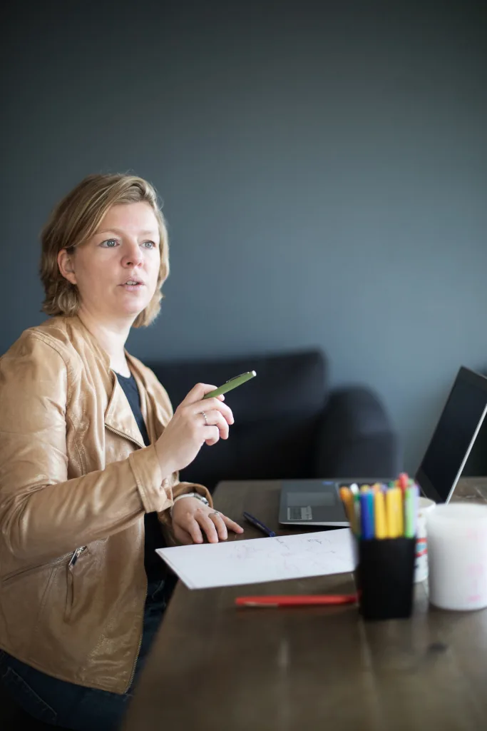 Claire Destruel-Nahoum en séance de travail, prenant des notes