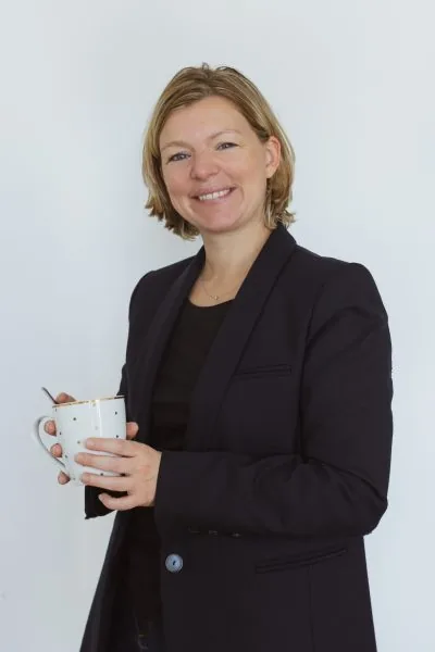 Claire Destruel-Nahoum, fondatrice d'ADN by Claire, souriante avec une tasse de café