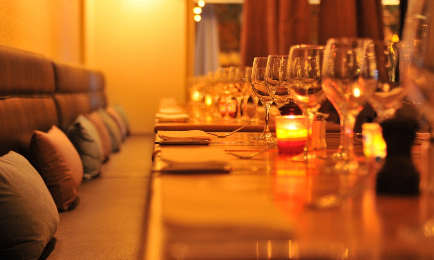 Le comptoir et la cave à vins