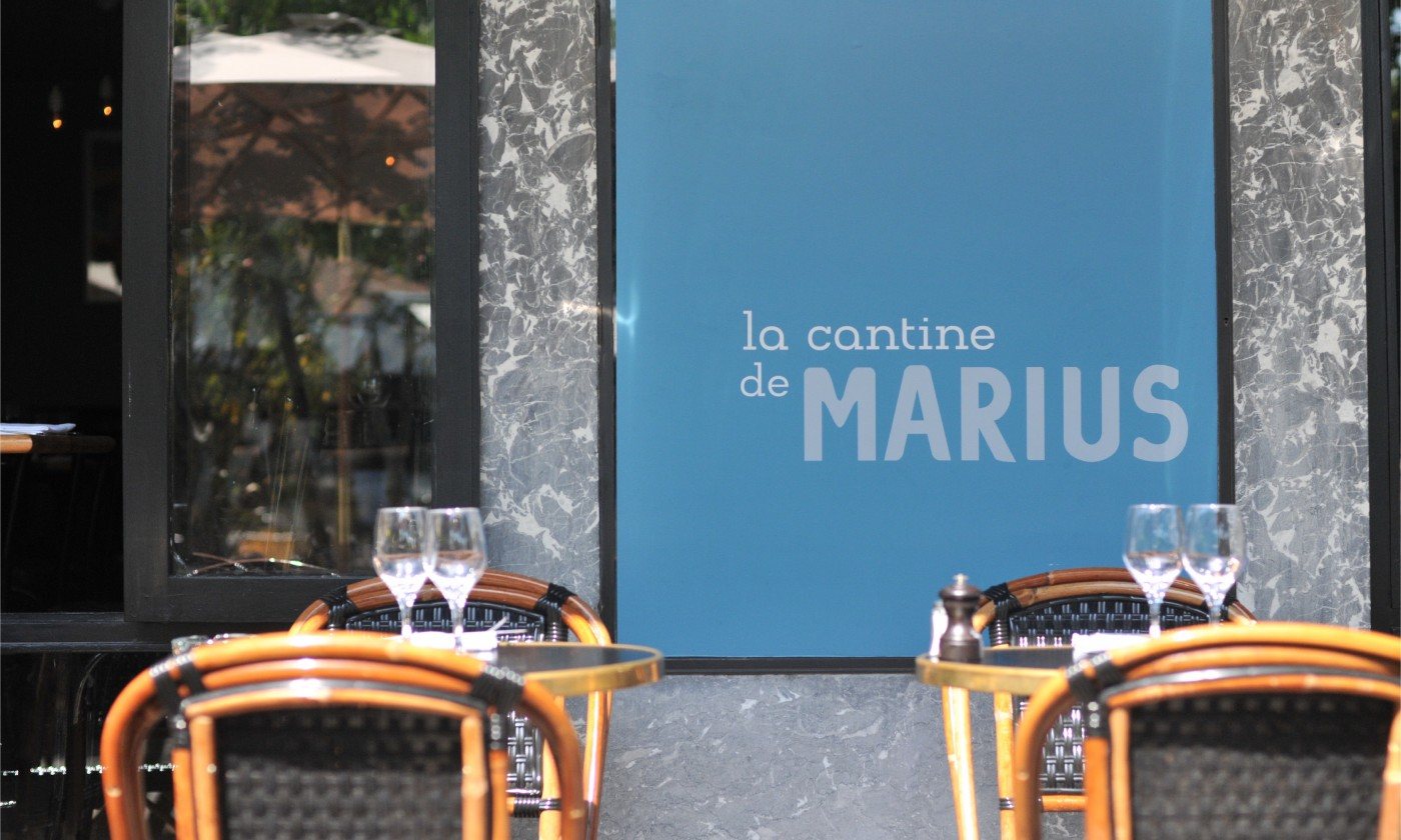 L'enseigne bleu-pétrole de La Cantine de Marius