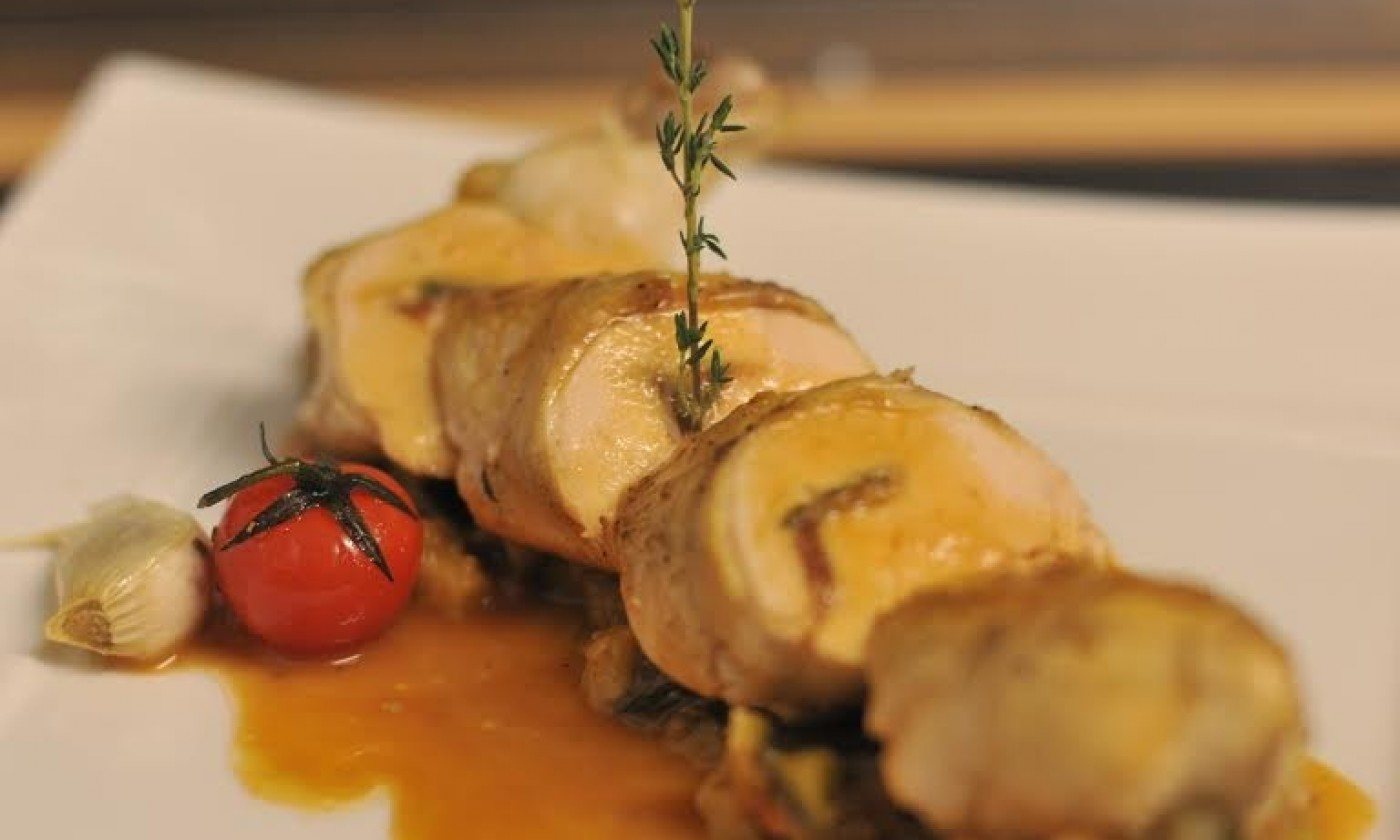 Le mur de cadres et l'ambiance bistro