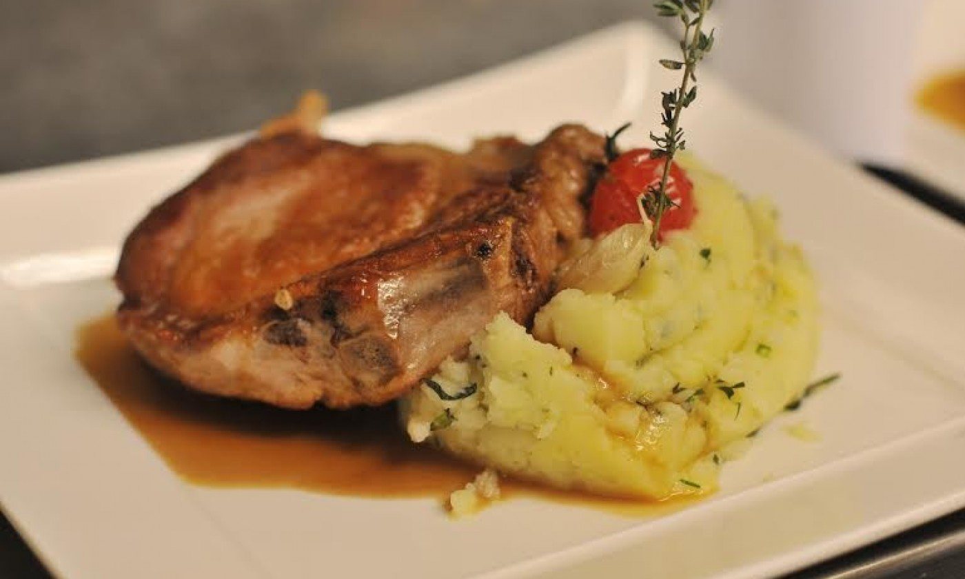 Plat de viande et écrasé de pomme de terre
