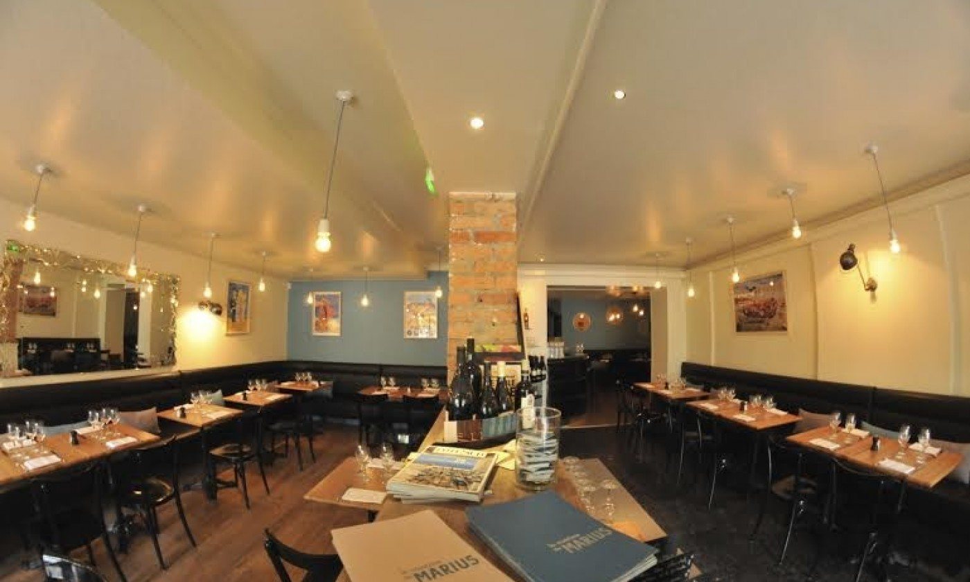 La salle chaleureuse de La Cantine de Marius à l'heure du dîner