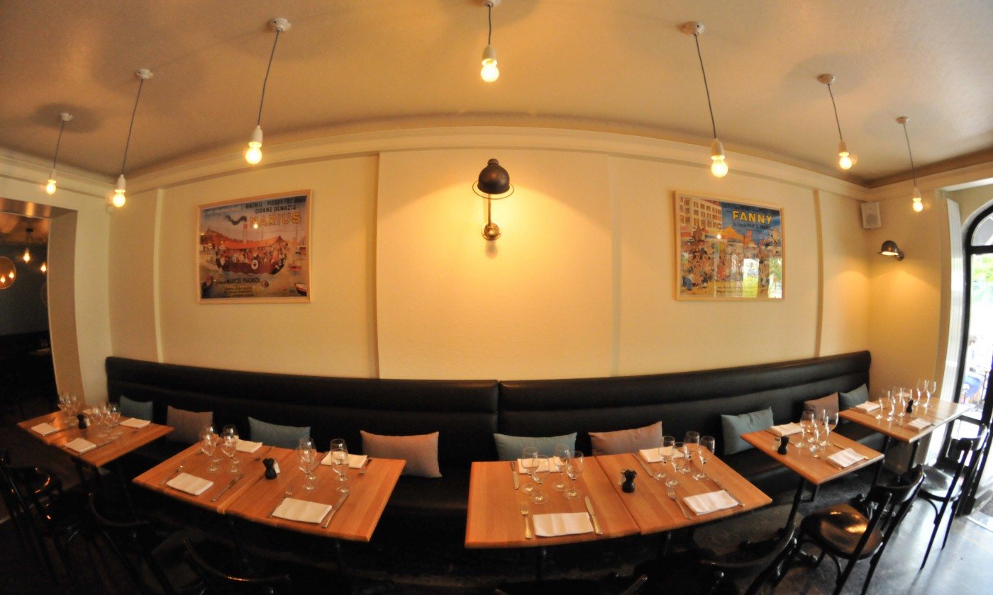La salle de restaurant prête à vous accueillir