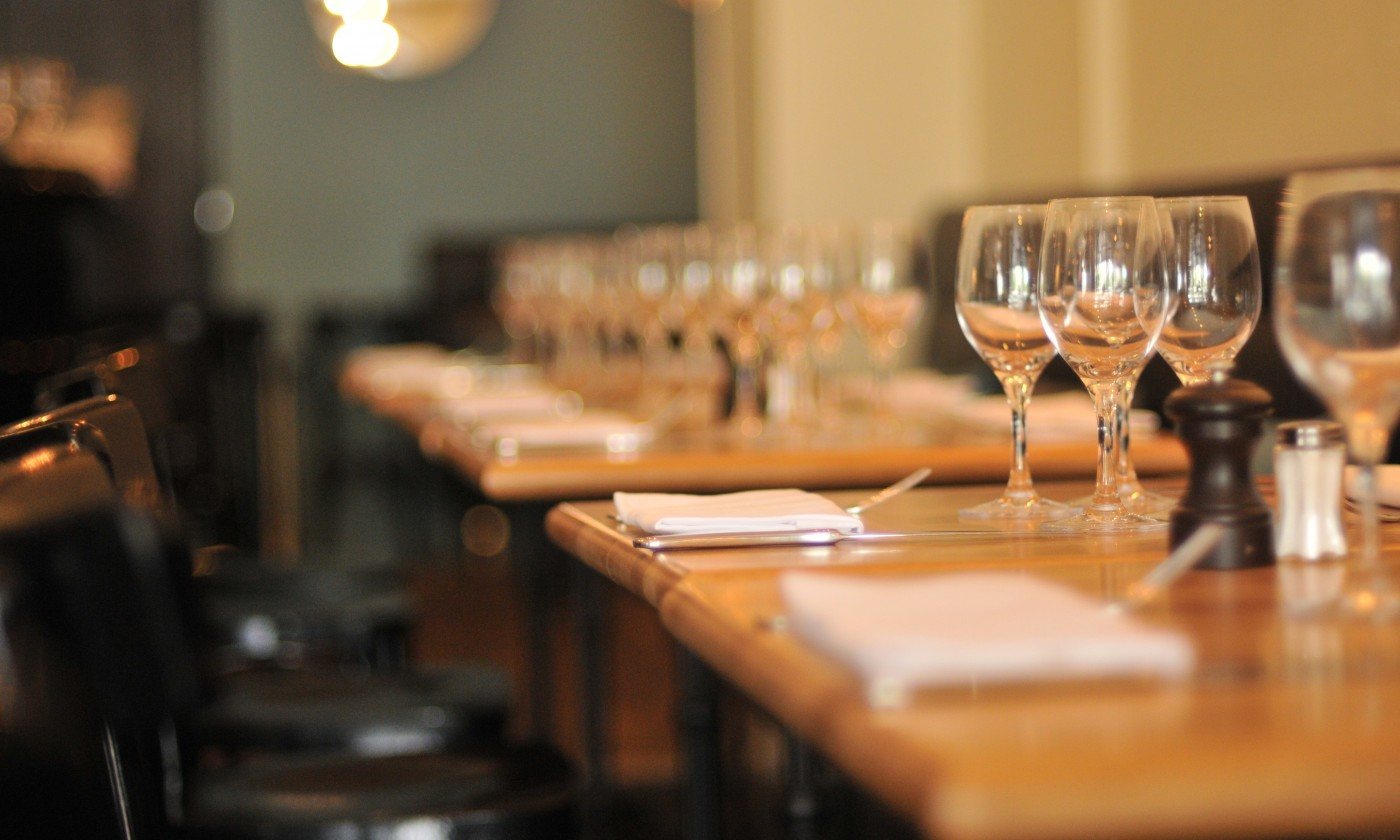 Tables dressées et verres à vin