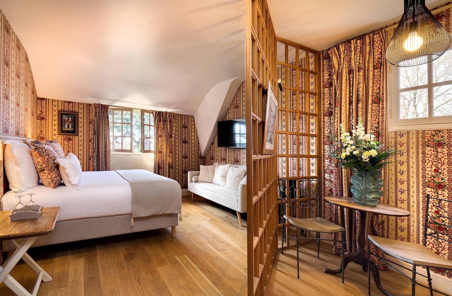 Chambre de l’hôtel Cazaudehore avec vue sur la forêt