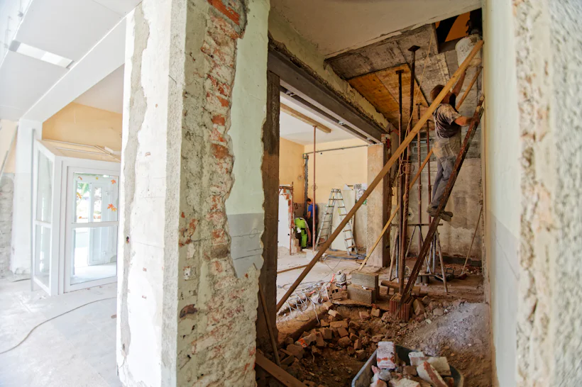 Artisan d'Expert rénovation sur un chantier