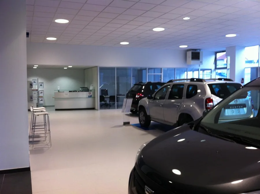 Éclairage d'un showroom automobile installé par l'Entreprise Gilles