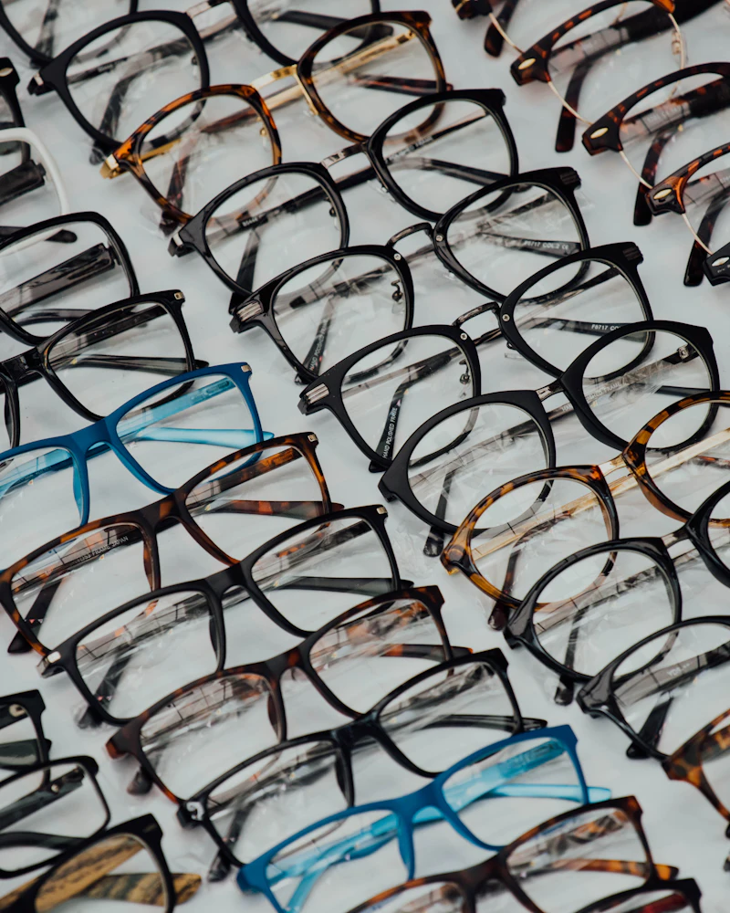 Présentoir de montures optiques aux teintes variées dans la boutique La Lunette Jaune.