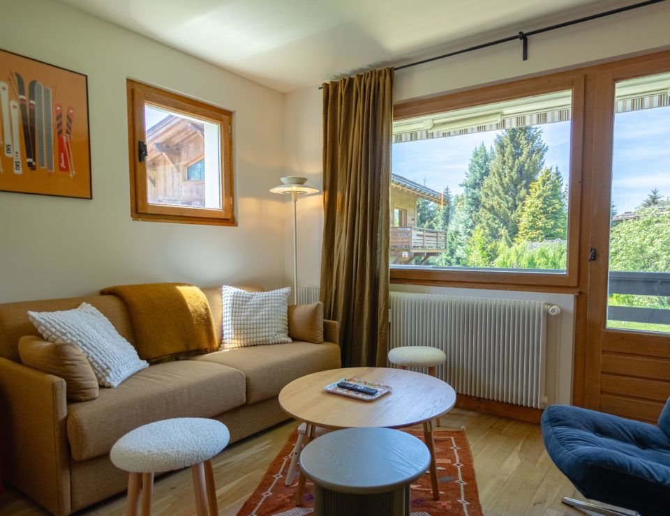 Salon d'un appartement de montagne rénové à Megève par un architecte d'intérieur MH INTERIOR