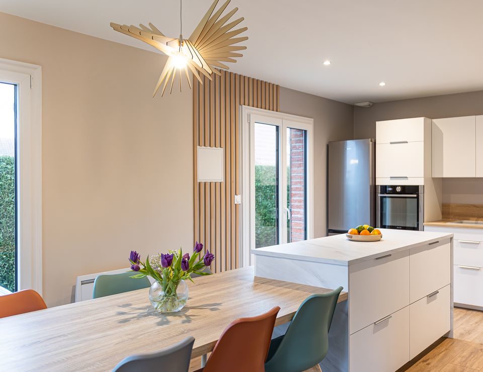Cuisine scandinave rénovée — exemple tiré du guide Réussir sa rénovation