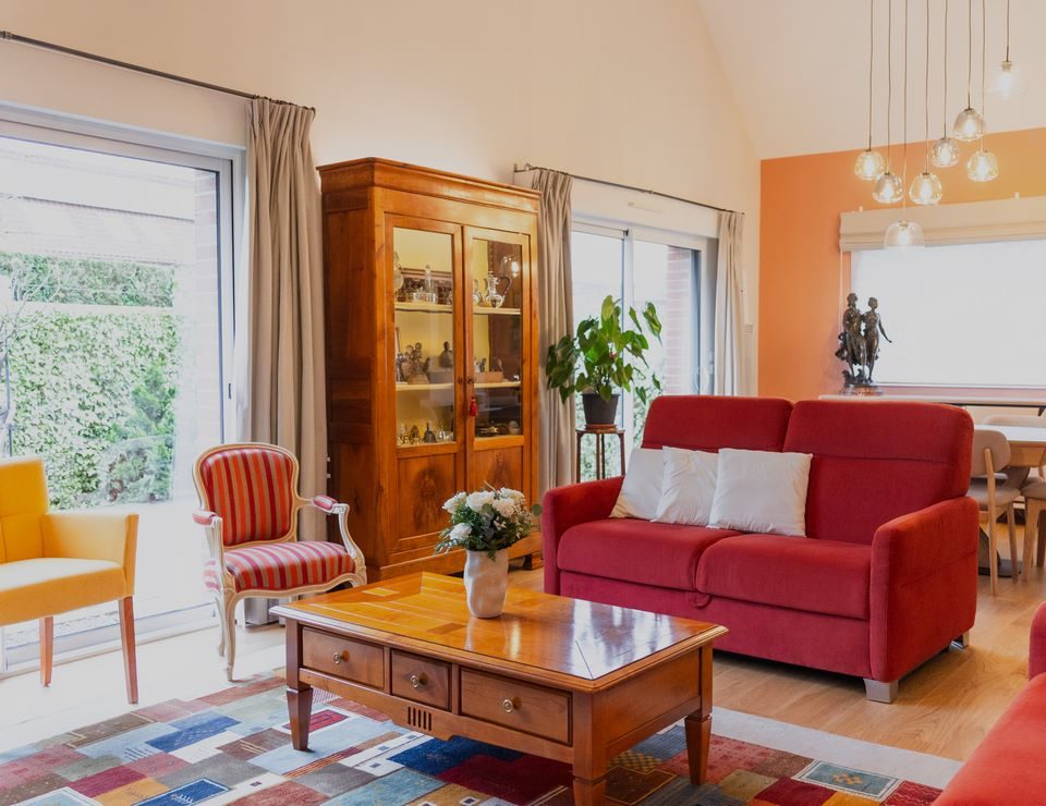 Pièce de vie résidentielle rénovée, mobilier ancien et suspensions sur-mesure