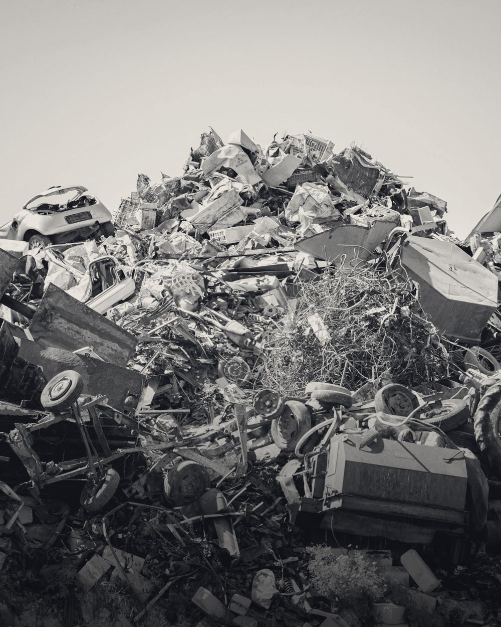 Amas de métaux ferreux et non ferreux récupérés sur des chantiers, destinés au recyclage.