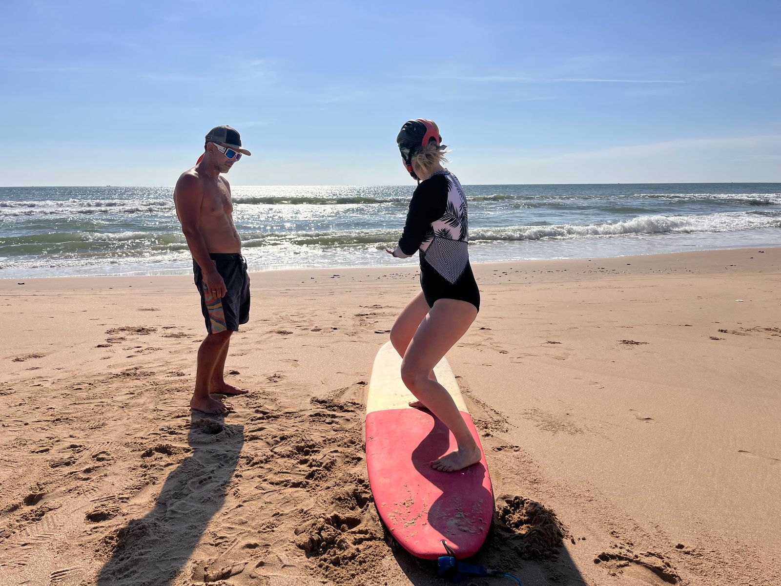 Moniteur coachant un élève en cours particulier de surf à Hossegor