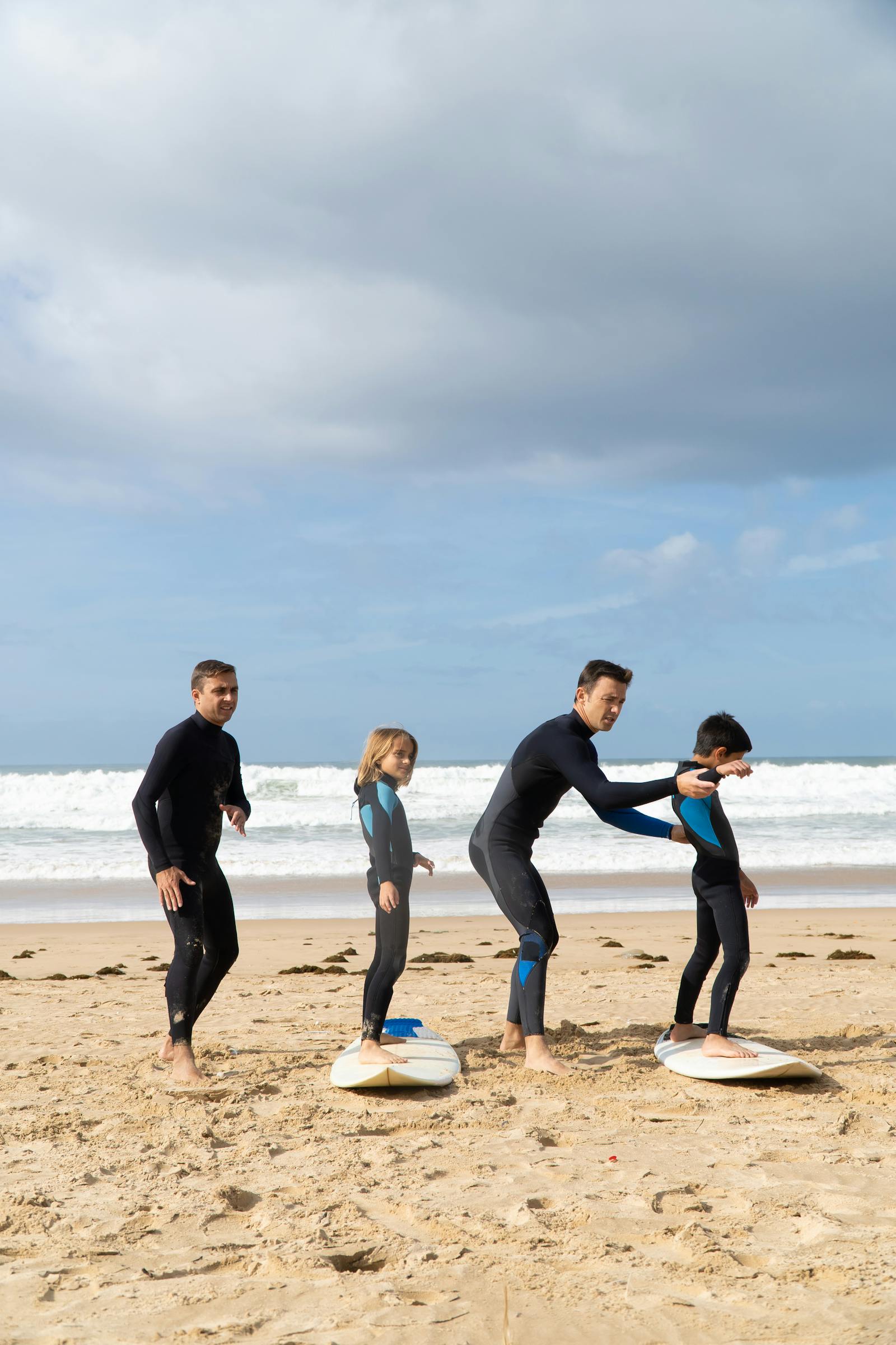 Moniteur de Yo Surf School enseignant le pop-up à des élèves sur la plage d'Hossegor