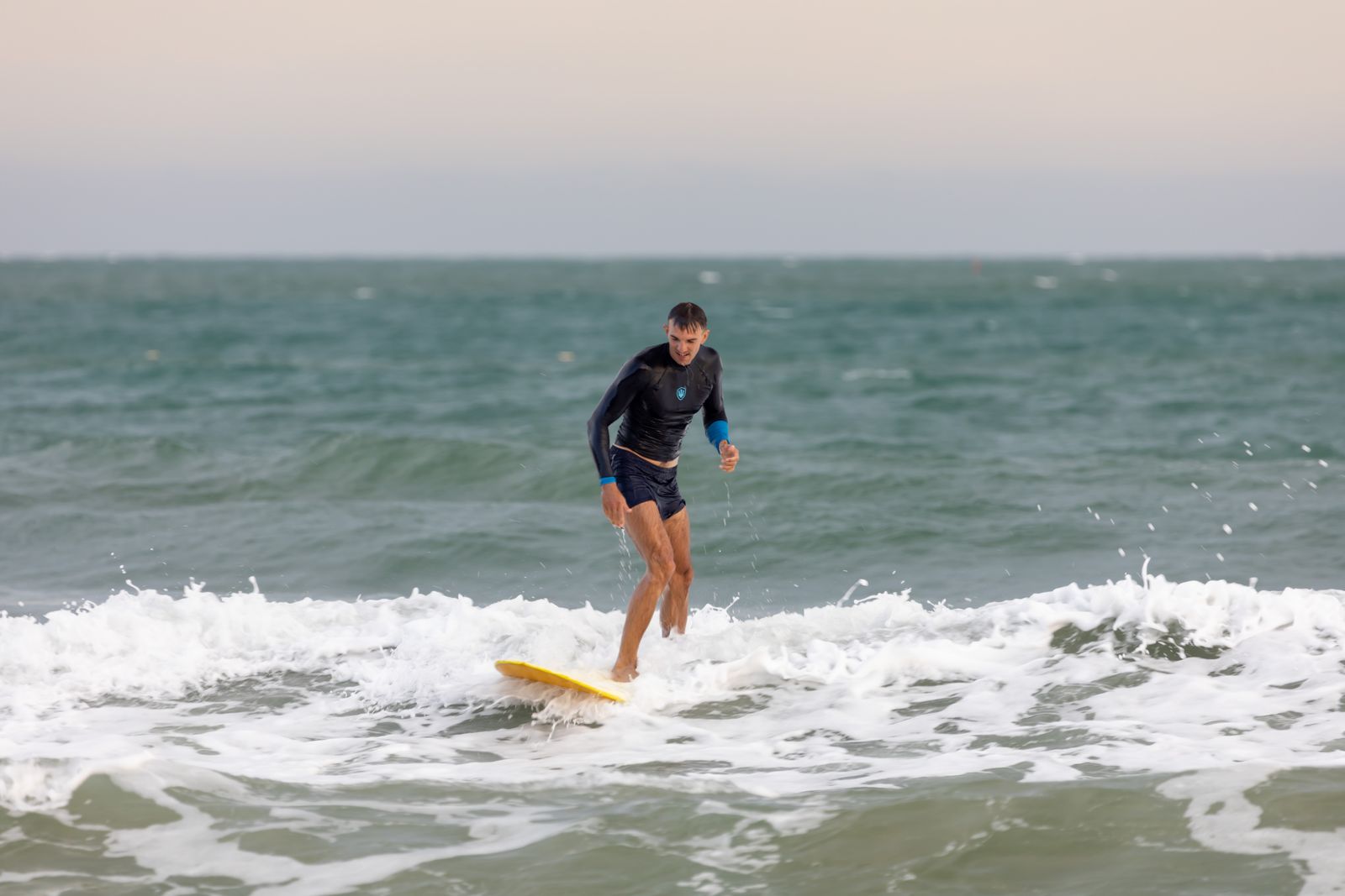 Surfeur en progression sur une vague pendant un stage à Hossegor